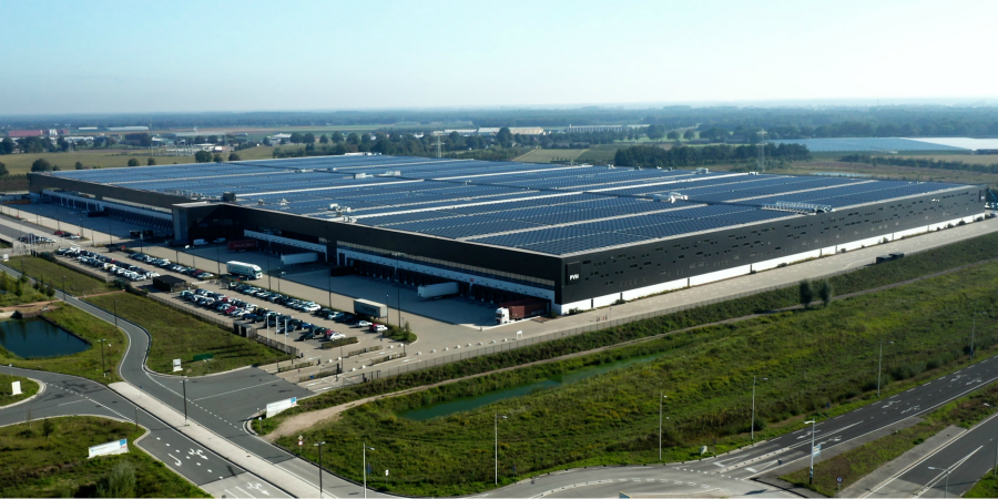 Ολοκληρώθηκε η εγκατάσταση της πιο ισχυρής ηλιακής οροφής στον κόσμο που λειτουργεί σήμερα στο υπερσύγχρονο κέντρο αποθηκών και  διανομής της PVH Europe